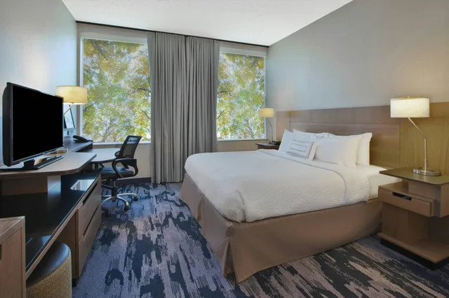 Room, King Bed, Fairfield Inn Suites Milwaukee Downtown 1/5