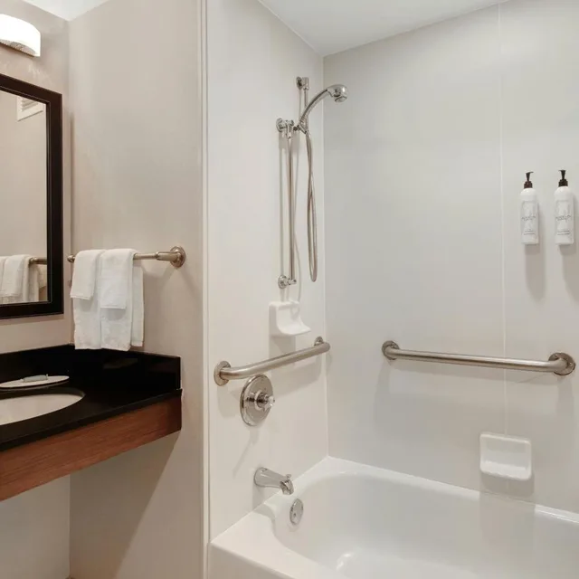 غرفة بسرير كوين بحوض استحمام لذوي الإعاقة، Fairfield Inn Amp Suites By Marriott Rochester West Greece 4/5