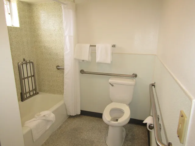 غرفة قياسية بسريرين كوين لذوي الإعاقة، Vagabond Inn San Luis Obispo 6/6