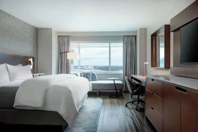 غرفة بسرير كينج لذوي الإعاقة، Westin Houston Memorial City Hotel 1/6