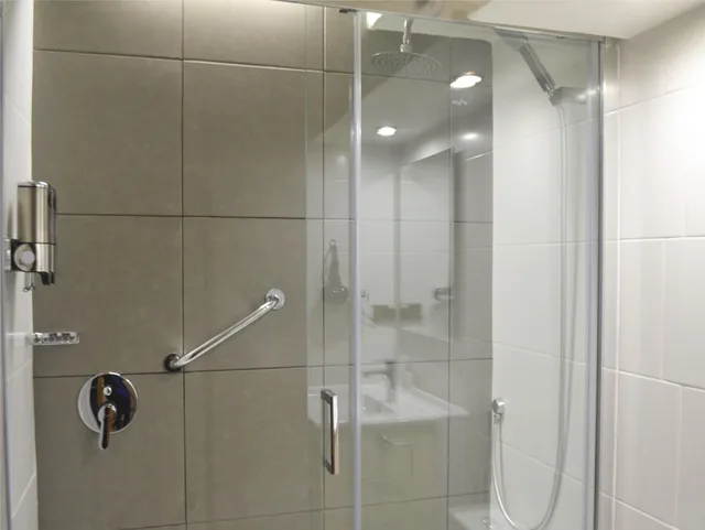 غرفة ثلاثية، Hotel Nippon 6/7