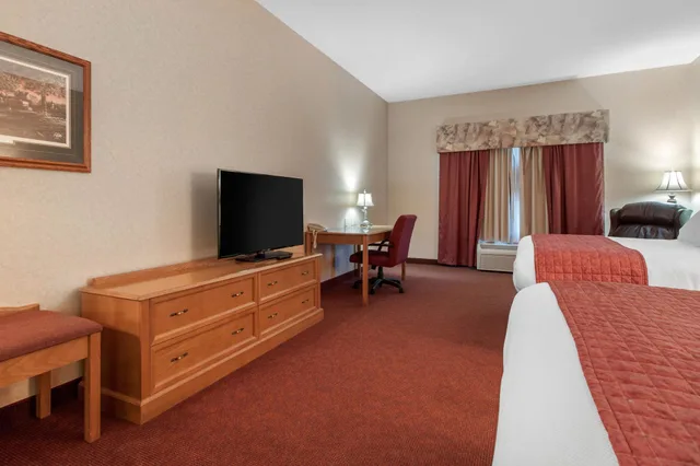 Standard, 2 Queen Beds, Norfolk Lodge Suites Ascend Hotel Collection 10/10
