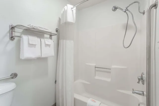غرفة بسريرين مزدوجين، Days Inn by Wyndham Colby 5/5