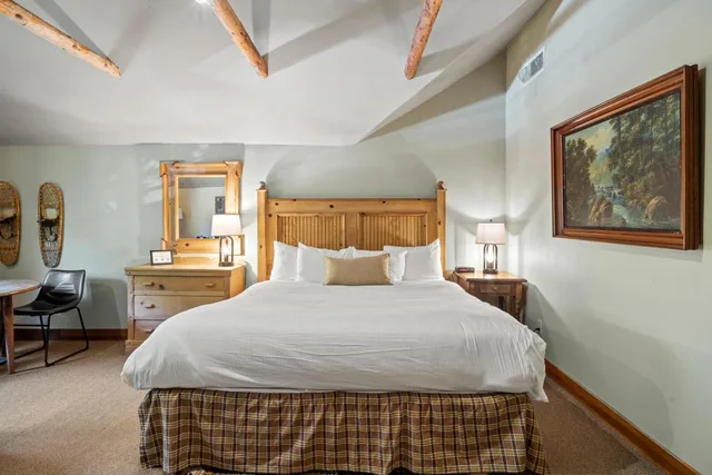 Lodge, Suite, King Bed, Jetted Tub، Weasku Inn 1/1