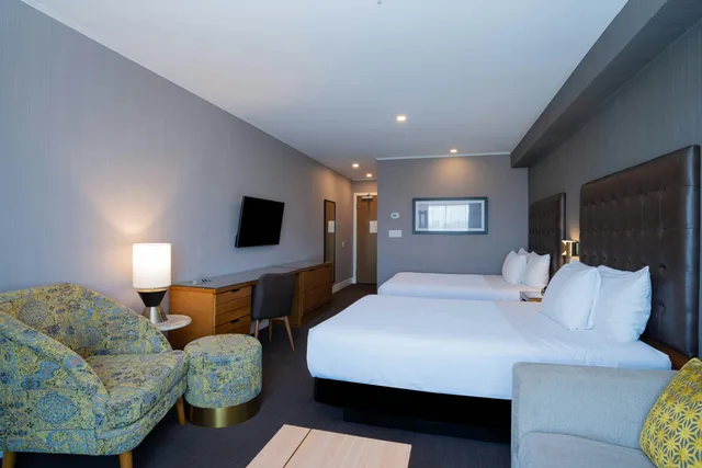 غرفة قياسية بسريرين كوين مع أريكة سرير، Sandman Hotel Hamilton 3/4