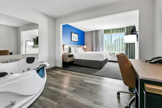 غرفة بسرير كينج بجاكوزي، Comfort Inn & Suites Grand Blanc/Flint 10/10
