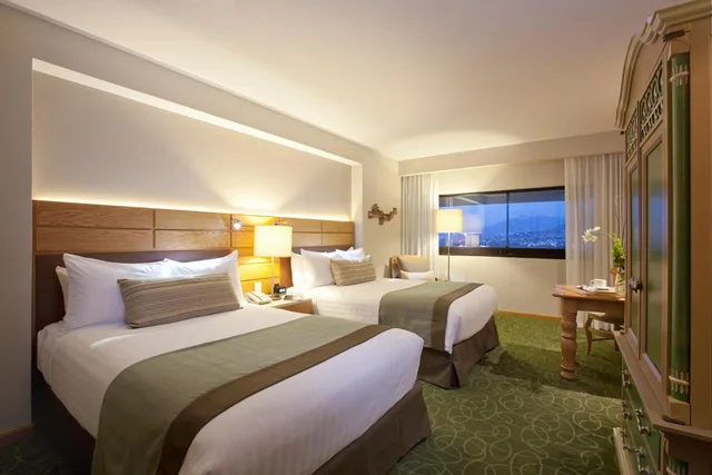 غرفة تنفيذية بسريرين مزدوجين مع دخول صالة النادي في طابق مرتفع، Marriott Tuxtla Gutierrez Hotel 1/3