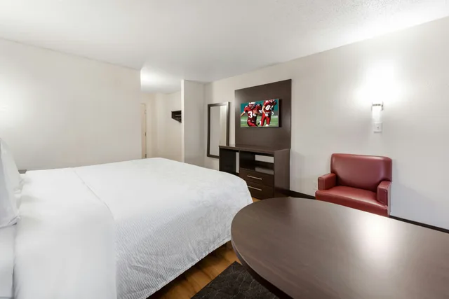 Non-Smoking Deluxe 1 King Bed, Micro-Fridge، Red Roof PLUS Columbus Worthington 3/8