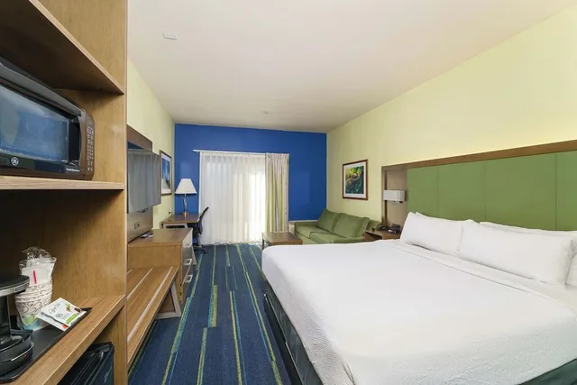 غرفة بسرير كينج مع أريكة، Triple Play Resort Hotel Suites 1/3