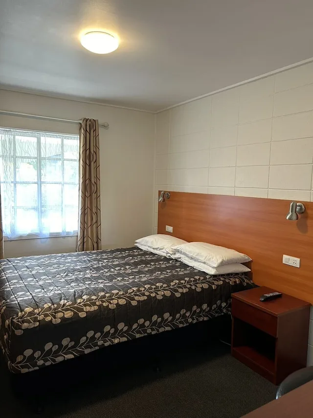 شقة بسرير كوين وسريرين منفصلين بغرفة نوم واحدة، Tudor Motor Lodge 6/7