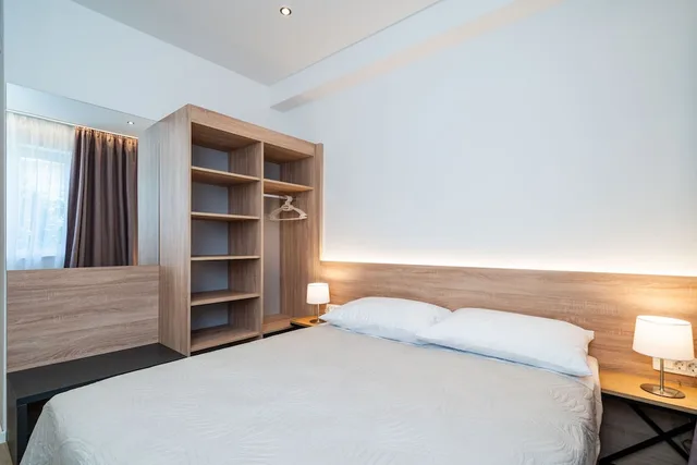 شقة بسرير مزدوج بشرفة بغرفة نوم واحدة مع أريكة في الطابق الأرضي، Bacan Serviced Apartments 2/10
