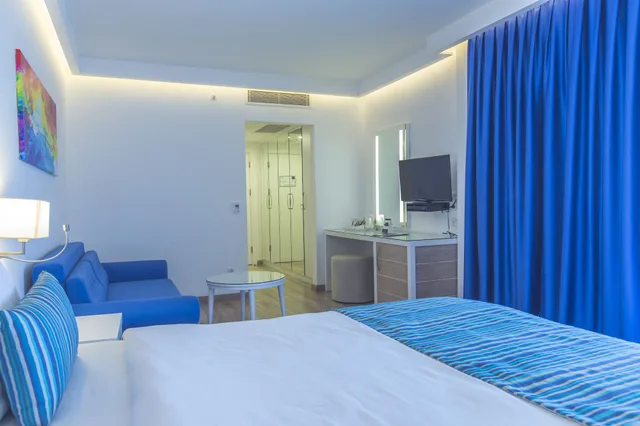 غرفة قياسية بسريرين منفصلين بإطلالة جزئية على البحر، Garcia Resort and Spa 1/4