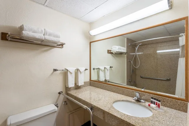 غرفة ديلوكس بسرير كوين لذوي الإعاقة، Baymont by Wyndham Queensbury / Lake George 9/10