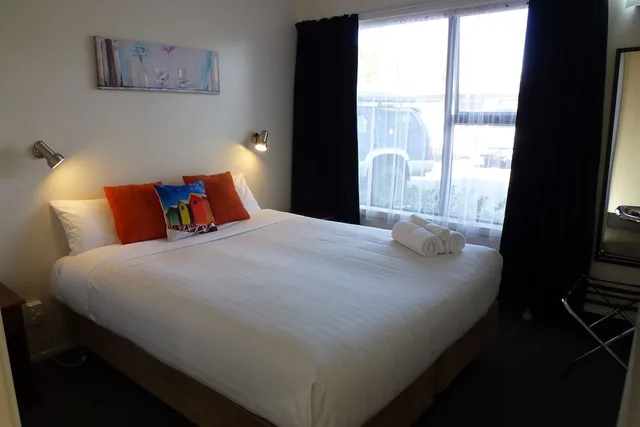3 Bedrooms, King Bed, 4 Beds, Asure Adcroft Motel 1/10
