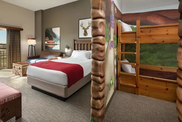 غرفة بسرير كينج وسرير كينج وسرير كوين مع أريكة، Great Wolf Lodge Water Park New England 2/5