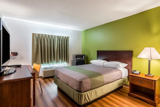 Deluxe, Queen Bed, Accessible, Motel6 Petersburg, VA - Fort Lee 3/10