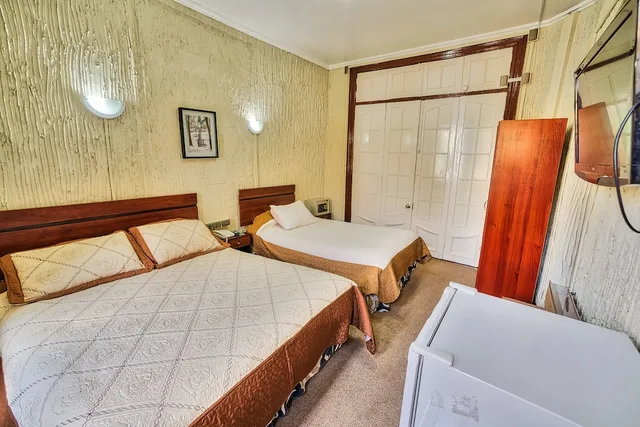 غرفة قياسية ثلاثية بسرير مزدوج وسرير فردي، Si Hotel 1/5