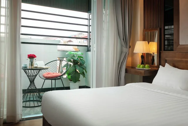 غرفة ديلوكس بسرير كوين بإطلالة على المدينة بغرفة نوم واحدة، The West Hotel & Spa 4/6