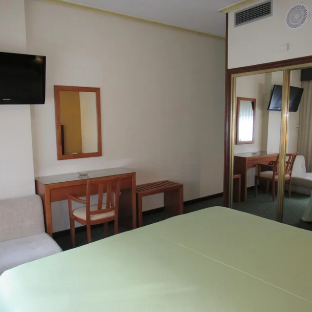 Room, King Bed, Virgen Del Camino 3/6