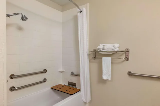 غرفة بسرير كوين لذوي الإعاقة، Best Western Plus Omaha Airport Inn 4/4