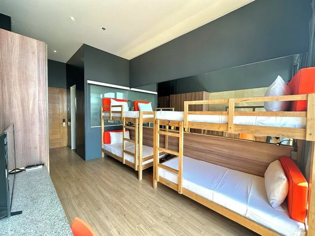 غرفة بأسرّة بطابقين وسرير بطابقين، Azumi Boutique Hotel 1/2