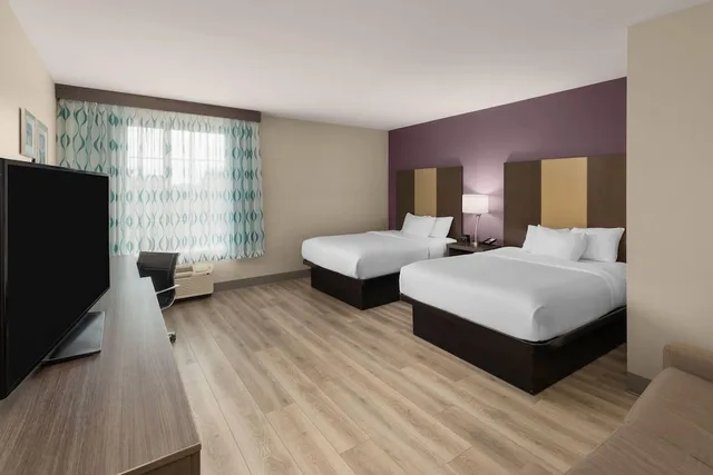 Executive, 2 Queen Beds, La Quinta Inn & Suites by Wyndham Chattanooga - Lookout Mtn 7/10