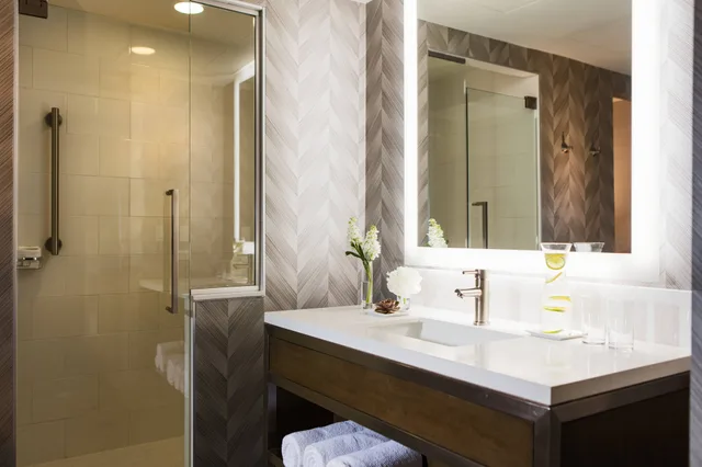 غرفة تنفيذية بسريرين مزدوجين، Renaissance Waterford Oklahoma City Hotel 2/2