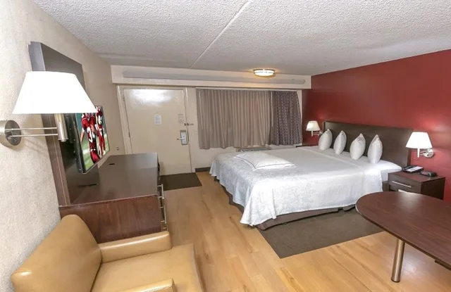 Premium, King Bed, Accessible, Red Roof PLUS Washington DC - Oxon Hill 6/6
