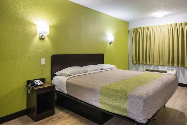 غرفة ديلوكس بسرير كينج للمدخنين، Motel6 Irving, TX - Loop 12 3/10