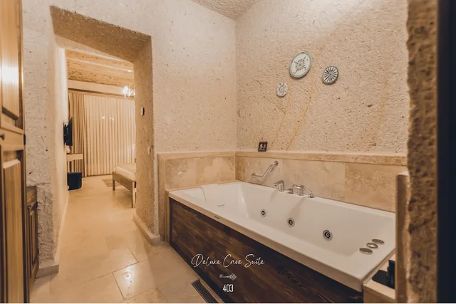 Cave, Deluxe, Suite, King Bed, Hot Tub، Nino Cave Suites 4/4