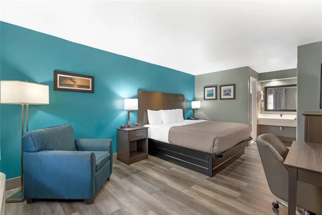 Room, King Bed, Accessible, Quality Inn Bradenton North I-75 4/8