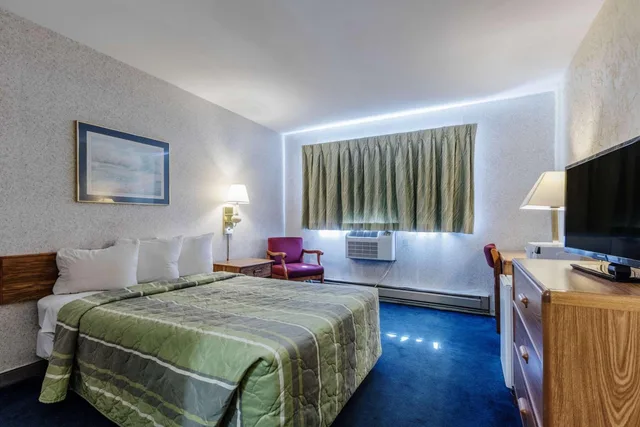 غرفة بسرير مزدوج، Days Inn by Wyndham La Crosse 4/10