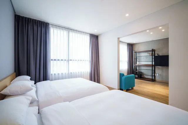 Gallery, Suite, 1 Queen and 1 Single Bed، LACOZI STAY 1/2