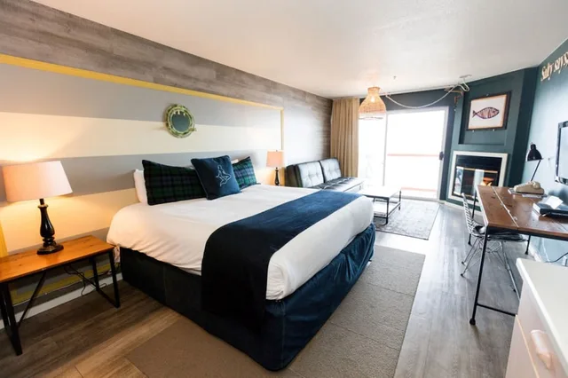 Standard, King Bed, Surftides Lincoln City 1/5