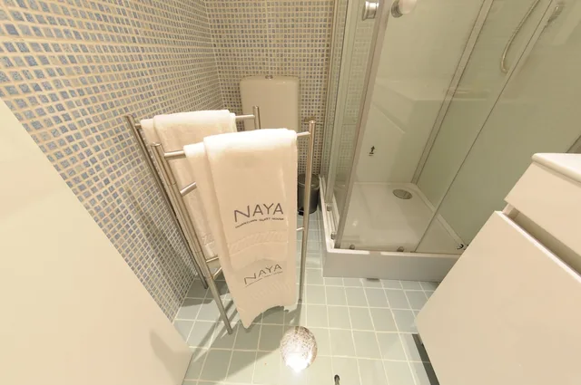 غرفة سوبيريور ثلاثية بسرير كوين وسرير فردي، Naya - Downtown Guesthouse 5/6