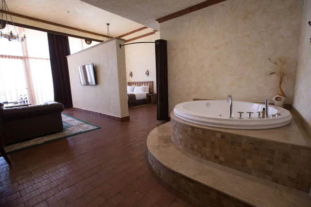 جناح ملكي بسرير كينج بإطلالة على الجبل، CAUCASUS HOTEL 3/4