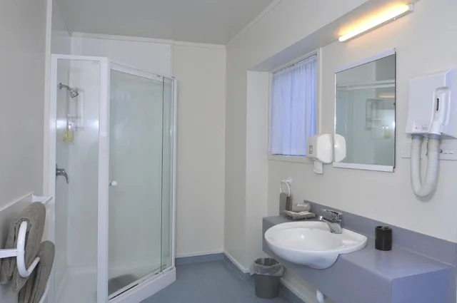 2 Bedrooms, Downstairs, Double and Twin Beds, Fenton Court Motel 4/6