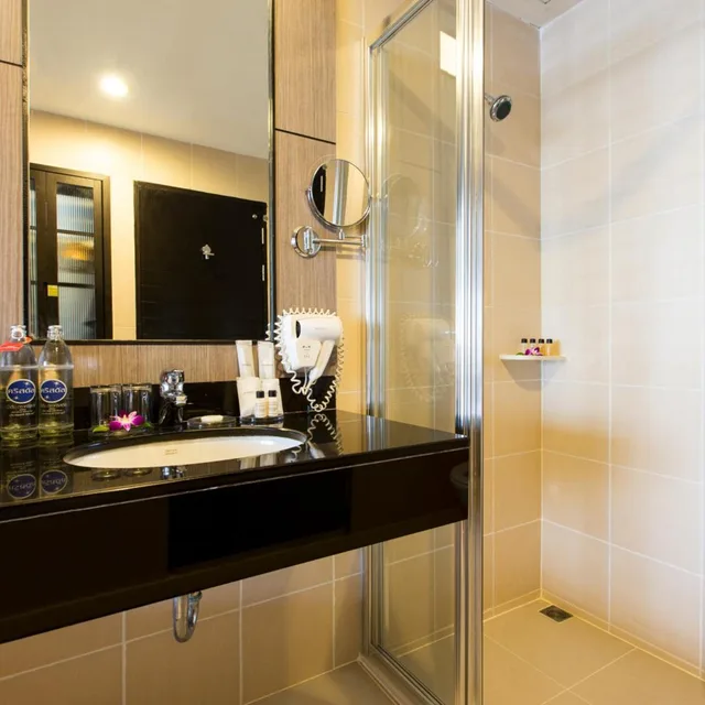 غرفة ديلوكس بسرير كينج بإطلالة على المسبح، Deevana Plaza Phuket Patong 8/10