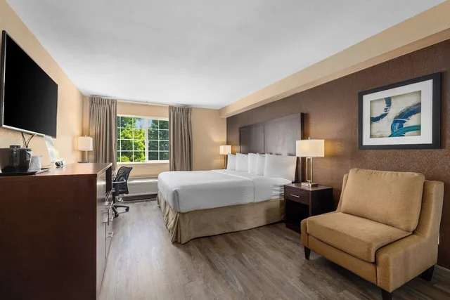 1 Bedroom, Suite, King Bed, Ramada By Wyndham Portland 4/7