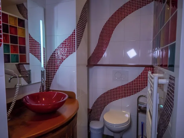 Room, Twin Beds, Street View، Hotel De Calais 4/4