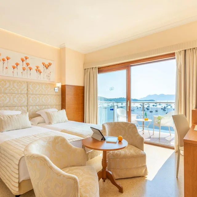 غرفة بسريرين منفصلين بإطلالة على البحر، Miramar Hotel 1/6