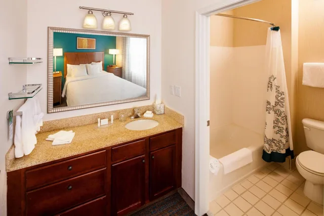 جناح ديلوكس بسرير كينج بغرفة نوم واحدة مع أريكة، Residence Inn by Marriott Plazzio East 6/8