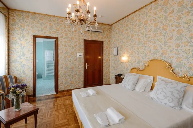 Room, Double Bed, Hot Tub, Continental 2/4
