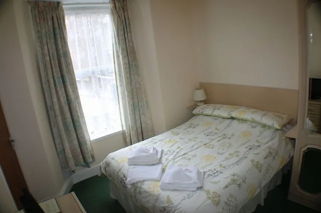 Room, Double Bed, Small, The Glendeveor 2/5