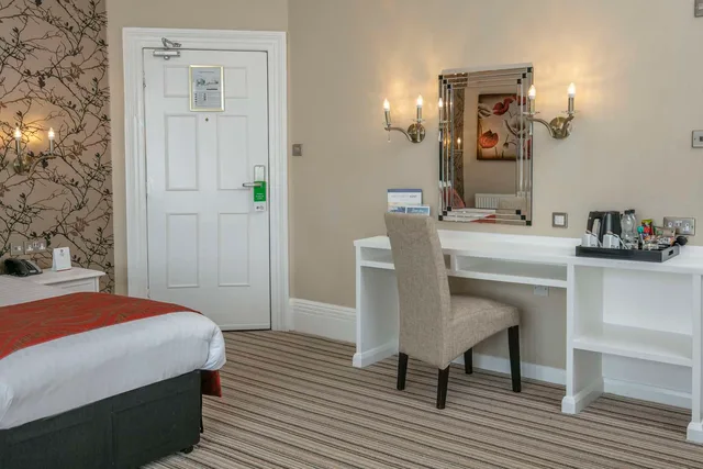 Super, Twin Beds, Partial View, Sofa، Burlington Hotel, Bw Premier Collection 3/3