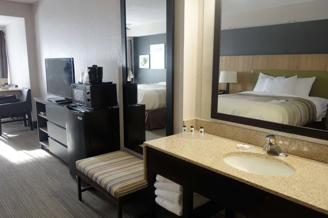غرفة بسريرين كوين، Country Inn & Suites by Radisson, Pigeon Forge South, TN 3/3