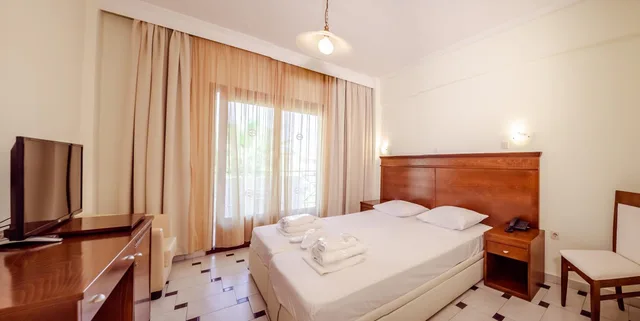 غرفة بسريرين منفصلين بإطلالة على المسبح، Tresor Hotel (ex Hanioti Palace) 3/8