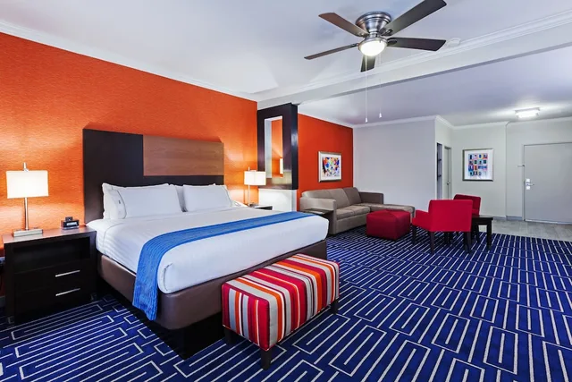 Suite, King Bed, Pool View, Holiday Inn Express Hotel And Suites Houston East 3/5