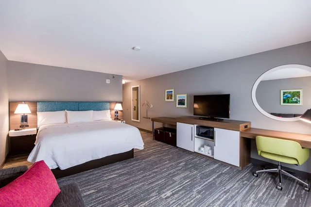 غرفة ديلوكس بسرير كينج، Hampton Inn Bismarck 1/2