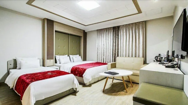 Deluxe, Twin Beds, 1 Queen and 1 Single Bed, Charlot Castle Hotel 2/2